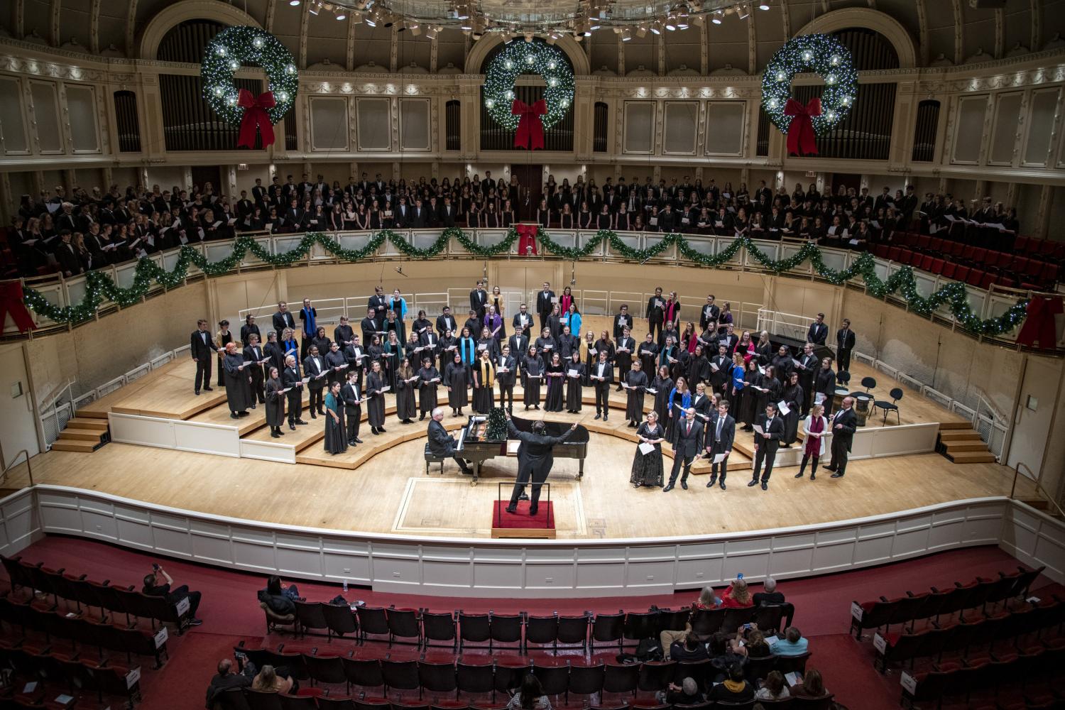 The <a href='http://f1w.xjiu.net'>全球十大赌钱排行app</a> Choir performs in the Chicago Symphony Hall.